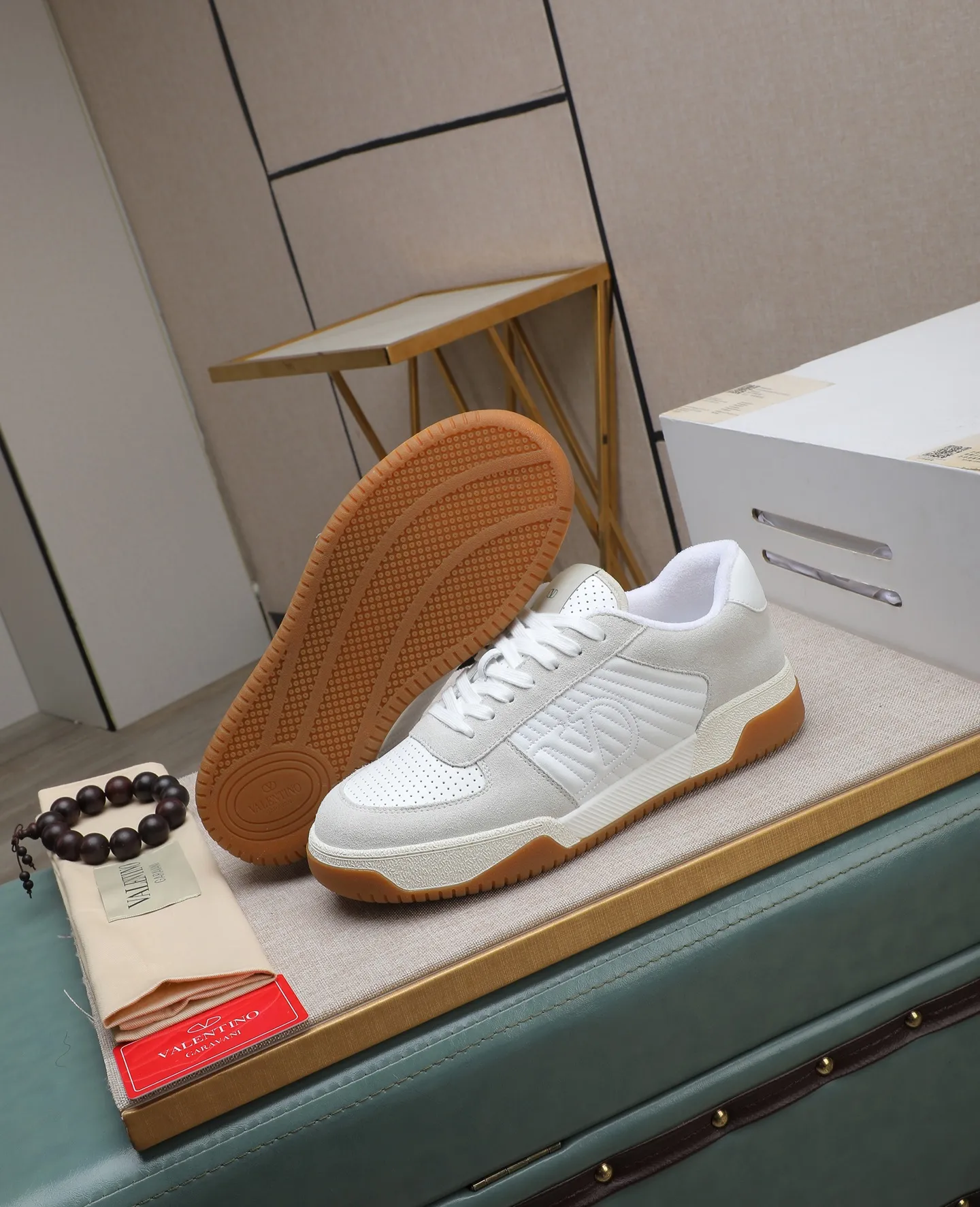 Men's shoes 💰740【Valentino】Couples model, size: Men's model 39-44 (45 customized) Valentino Valentino Couple model Joie de Jouer series Velcro Thick sole Bread shoes Couple model Casual sports shoes White shoes Original purchase and development Production Joie de Jouer series The style is simple but not out of style. The pure white base is paired with fresh green and soft beige, and the unique Velcro design highlights your personality. Every detail tells fashion and quality. Wear it, take a confident step, and start the trend journey. Delivered in exquisite packaging🛍📦 ▪️Material: Original custom imported first-layer cowhide ▪️Inner lining: Original custom made soft sheepskin lining ▪️Outsole: Original open-molded non-slip TPU material ▪️Sole thickness: 3.5CM